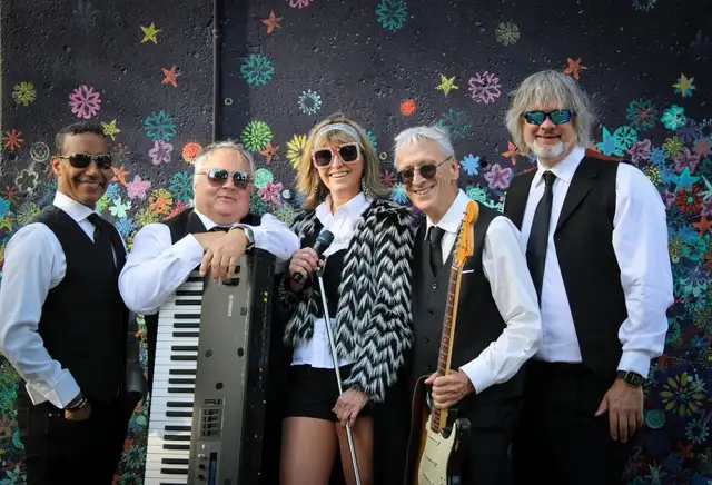 Groupe Disco Groov-E553392916598640641