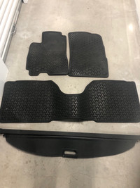 2003-2006 mitsubishi outlander OEM floor mats and cargo cover
