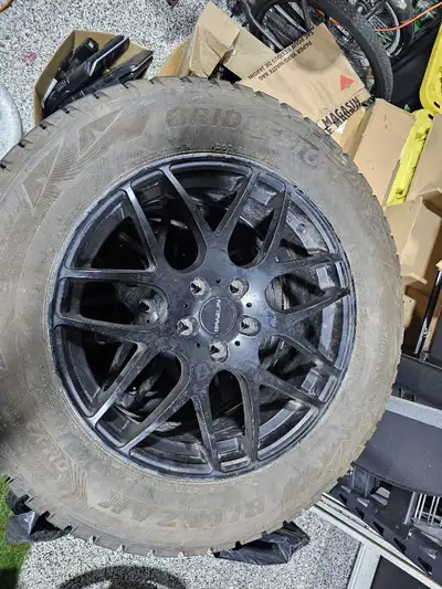 Winter rims and tires 275 55 19 Came off 2016 Range Rover Sport No bends or no curb rash Has 2 new b...