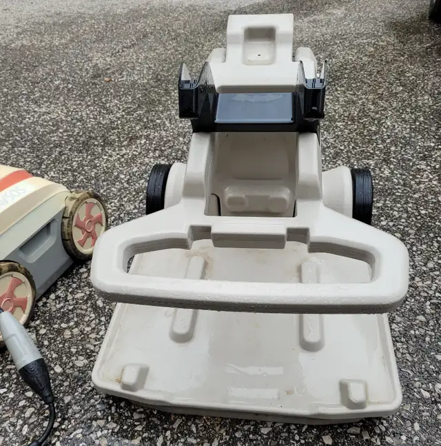 Hayward Pool Robot AV50S for parts. in Hot Tubs & Pools in City of Toronto - Image 9