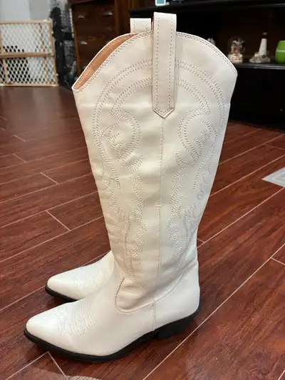 Brand New White Embroidered Western Cowboy Boots - Size 8, View more