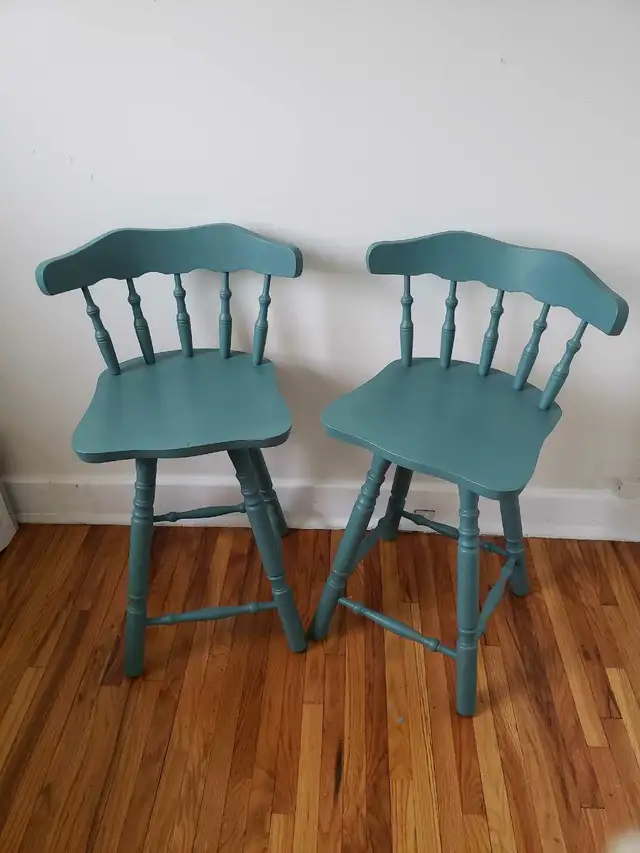 Gorgeous Refinished Solid Wood Aspen Valley Swivel Bar Stools in Chairs & Recliners in Kingston - Image 11