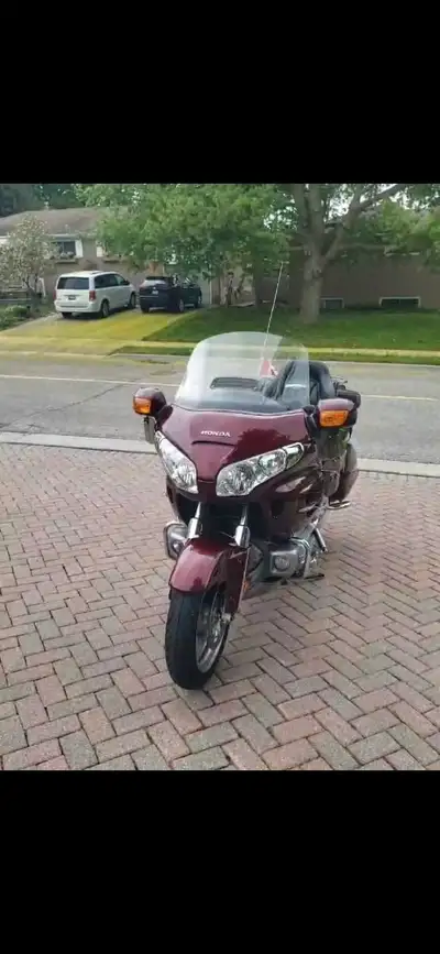 2008 Honda Gold Wing for sale, $9995.00 or best offer. Respond to this ad by calling Pat at (905) 89...