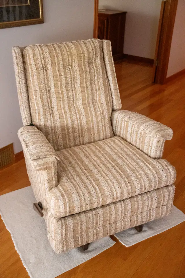 Kroehler Rocker Recliner in Chairs & Recliners in Stratford - Image 2