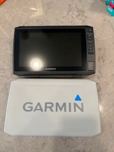 Like new condition. Includes; garmin quick disconnect, screen cover, power cable, GT52 transducer wi...