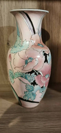 8.5" Vintage Chinese Vase