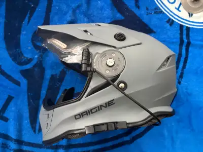 Used Origine Venator - size L. Heated visor with cable and storage bag. Used lightly for 2 seasons,...