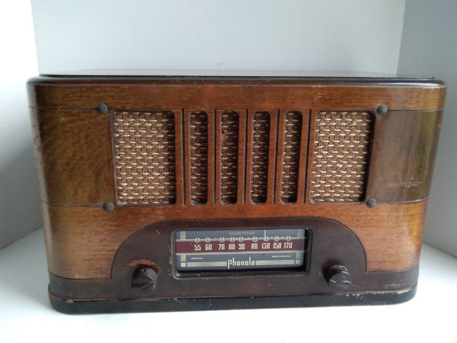 Vintage Phonola Battery Tube Radio, 1946/47 in Arts & Collectibles in Kawartha Lakes