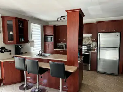 Idéal pour couple Grand 4 1/2 avec espace détente, tranquille et très bien éclairé. Cuisine et salon...