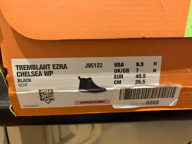 New in the box women’s Merrell boots 9.5 in Women's - Shoes in Bedford - Image 3