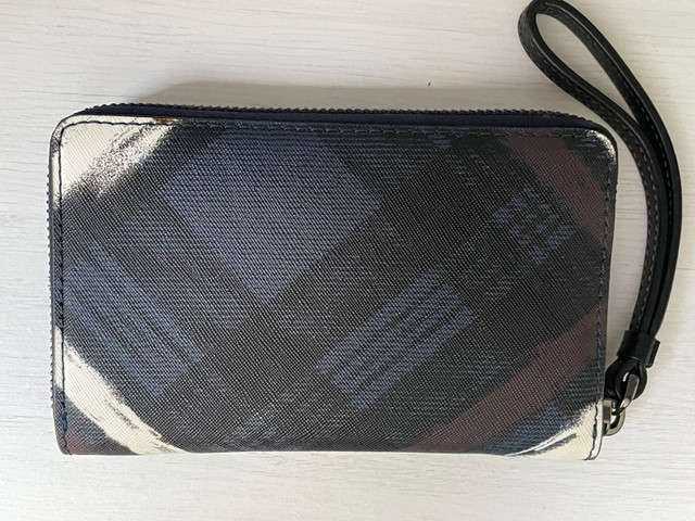 Marc Jacobs Wristlet  in Women's - Bags & Wallets in Charlottetown - Image 2