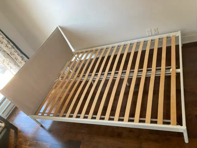 Lit grand 2 places avec matelas / Queen bed with mattress in Beds & Mattresses in City of Montréal - Image 4