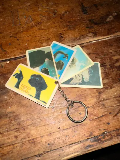 Vintage 1982 ET, the Extra Terrestrial card keychain. Has a total of 10 pictures, five plastic cards...