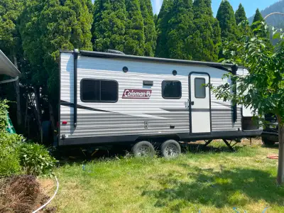 Popular Layout: Immaculate condition, walk-round queen bed, stove/oven, microwave, skylight, A/C, He...