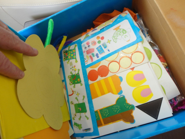 Alex "My Giant Busy Box" Craft Box Set 80% New. Play All Day in Toys & Games in Kitchener / Waterloo - Image 4