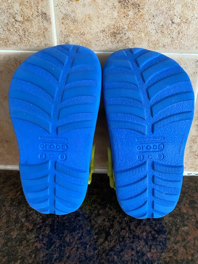 Crocs Batman shoes toddler size 8/9 in Kids & Youth in Ottawa - Image 6