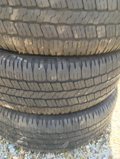 2 Pneus P245/70R16 Good Year Wrangler. Reste 7/32.