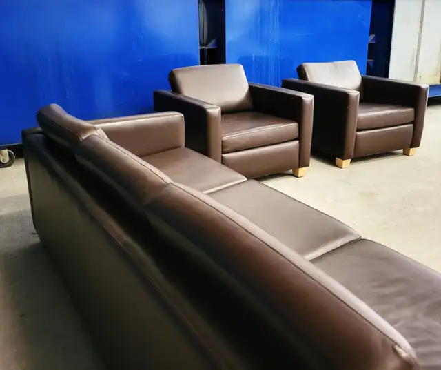Like new pretty elegant top grain leather couches can deliver in Couches & Futons in Muskoka - Image 8