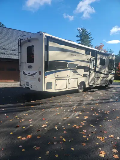35,000 km Sleeps 6 Everything in working order 50amp service 2 A/C Onboard generator 3 Built in TV's...