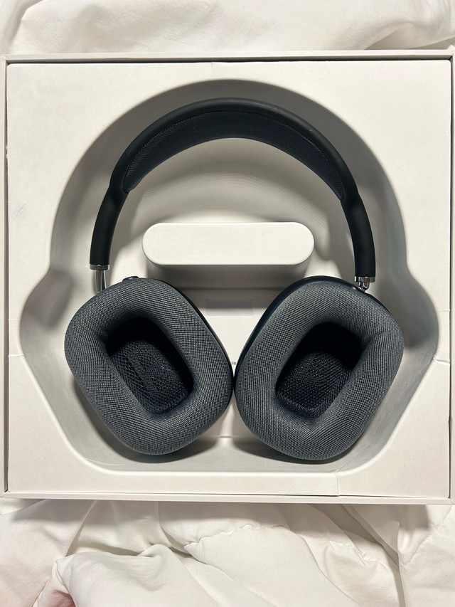 Apple AirPods Max (Midnight) in General Electronics in Dartmouth - Image 4