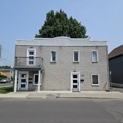 Bright & Charming 2-Bedroom Family Apartment