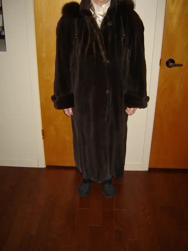 Manteau de Vison Raser avec Capuchon ( vraie Vison ) in Women's - Tops & Outerwear in Laval / North Shore - Image 3