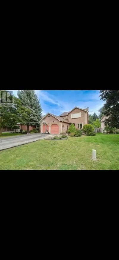 Welcome to this spacious and well-maintained detached house, located in a desirable and family-frien...