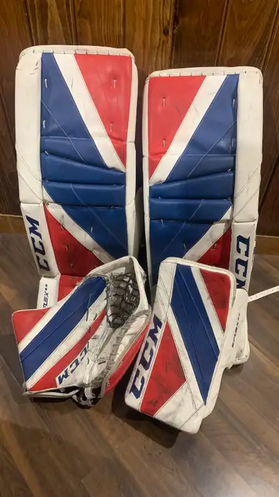 Matching set of CCM goalie gear, model EFLEX 5.9 - used but in really good contrition. Price is firm...