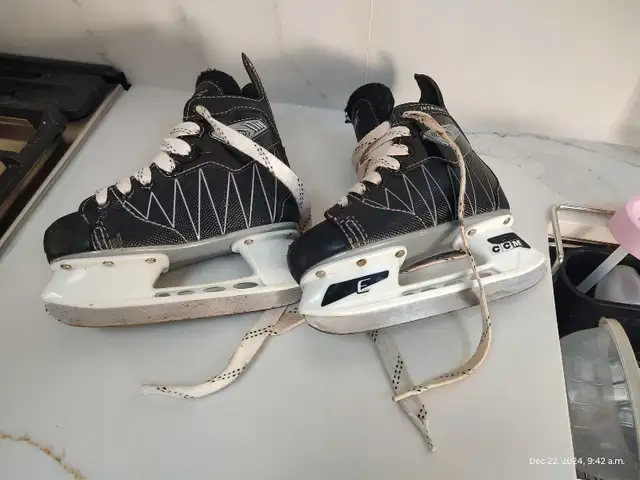 boys' skates size 10 J in Skates & Blades in Oakville / Halton Region - Image 5