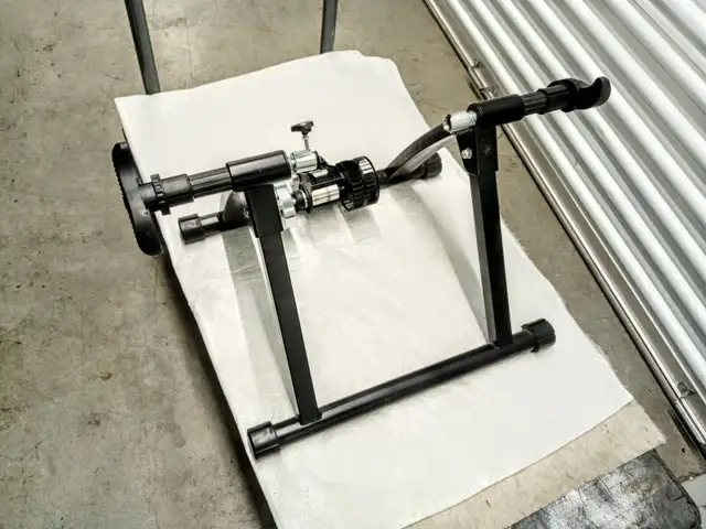 Soozier Magnetic Bike Bicycle Trainer Stand Indoor Exerciser Bla in Exercise Equipment in Ottawa - Image 3