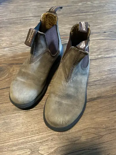 Gently used Blundstone kids size 13 brown