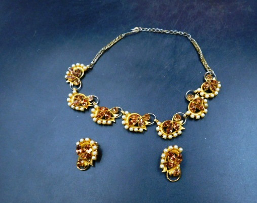 BOND BOYD 15" AMBER / PEARLS LINKED NECKLACE, CLIP EARRINGS, BOX in Jewellery & Watches in Lethbridge - Image 2