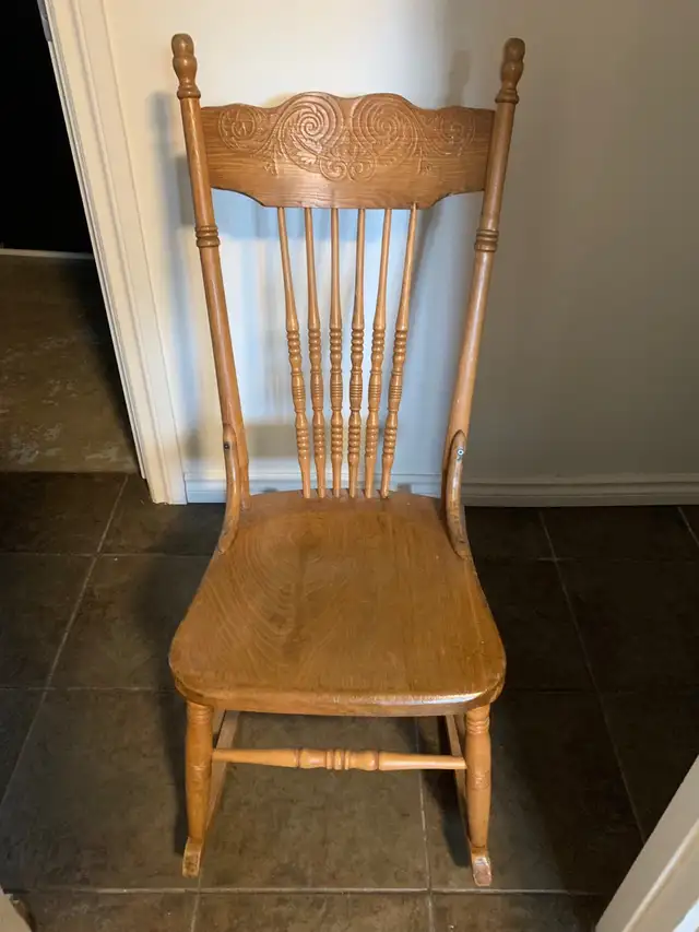 Vintage Farmhouse rocking chair in Chairs & Recliners in Calgary - Image 2