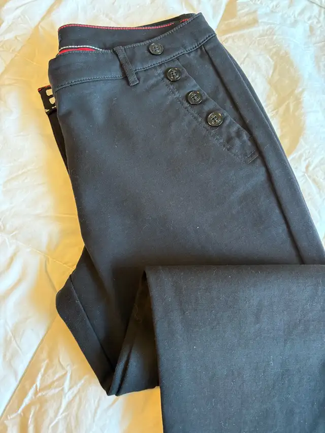 Tommy Hilfiger black 3/4 pants size 10 in Women's - Bottoms in Oshawa / Durham Region - Image 5