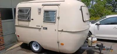 1976 Boler "Deluxe Model". Clean and in very good condition. Working 3 way fridge, 2 burner propane...