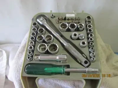 Coffre a outils 45 pieces, Rachette, douilles, tournevis. Bonne condition.