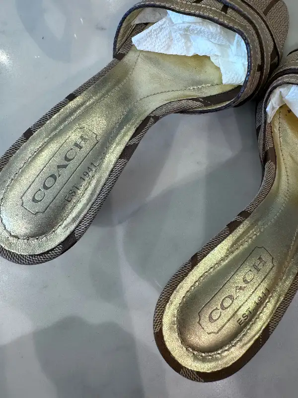 Women’s sandal in Women's - Shoes in City of Toronto - Image 8