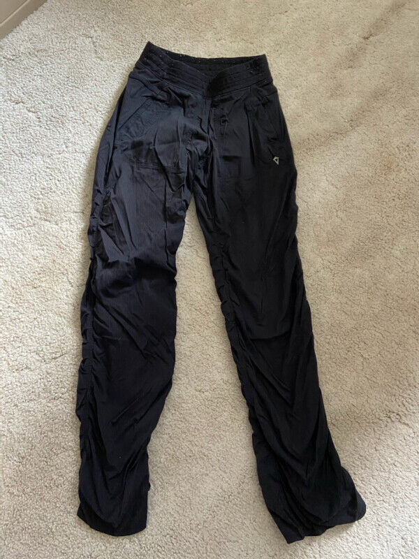 Black Ivivva dance studio pants, size 10, Kids & Youth, Peterborough