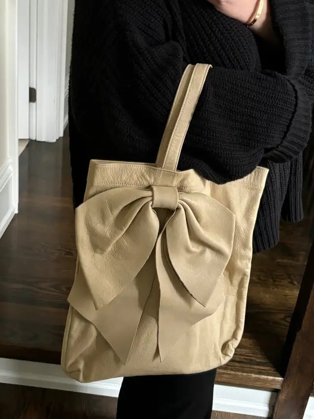 Valentino bag Leather  bow in Women's - Bags & Wallets in City of Toronto - Image 2