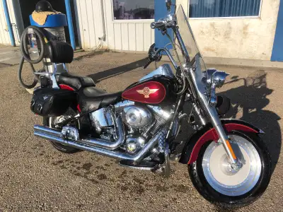 2005 fatboy. 15 year anniversary edition Vance and Hines long shots, windshield,engine guard, gold l...