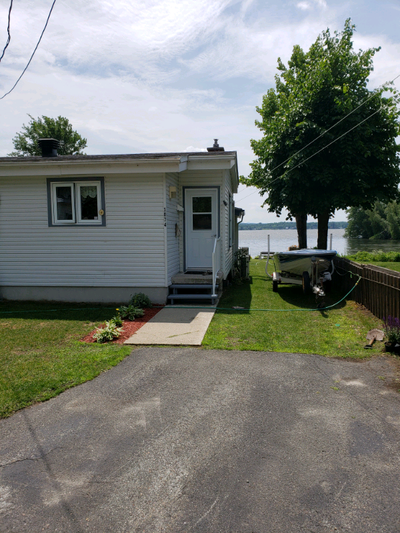 Un coin de paradis! Belle maison sur le bord de l'eau situé à Roxton Pond( près de Granby) directeme...