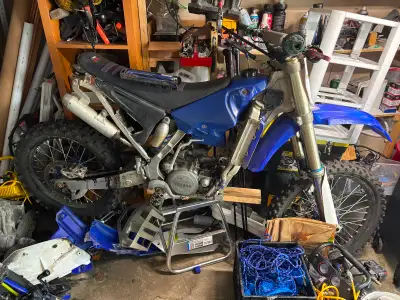 2 stroke Needs top end Piston skirt broke Cylinder head piece —> pieces broke around the bottom of i...
