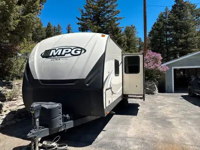 2018 mpg 24bh King size bed in front with doors 2 double bunks rear Fold down horseshoe dinet Horses...