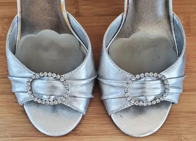 "STEVEN" by "STEVE MADDEN" SILVER LEATHER HEELS in Women's - Shoes in Calgary - Image 4