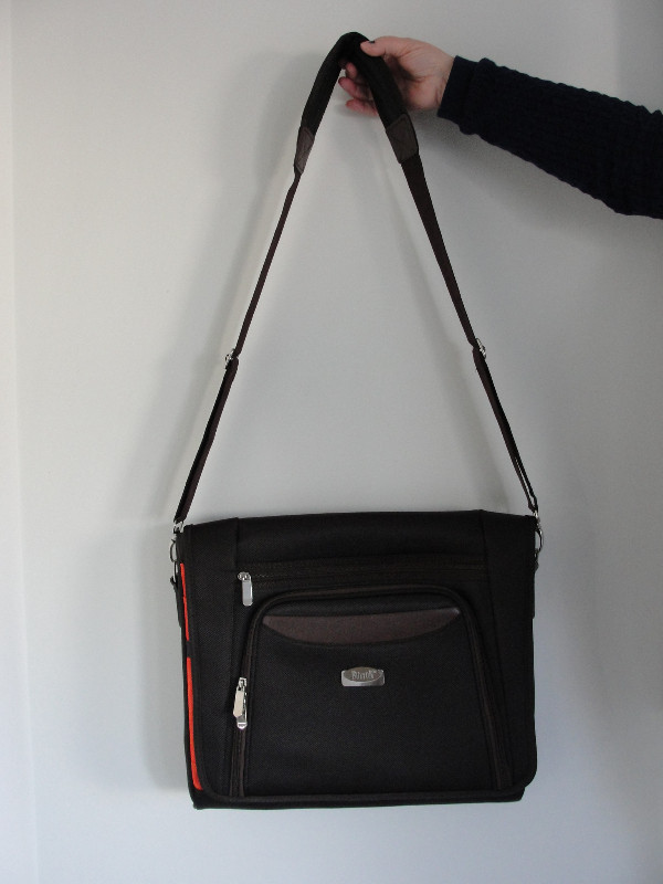 Laptop carrying bag 15.6" in Laptop Accessories in Calgary - Image 2