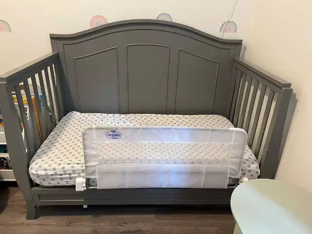 DaVinci Emmett 4-in-1 Convertible Crib in Cribs in Markham / York Region - Image 3