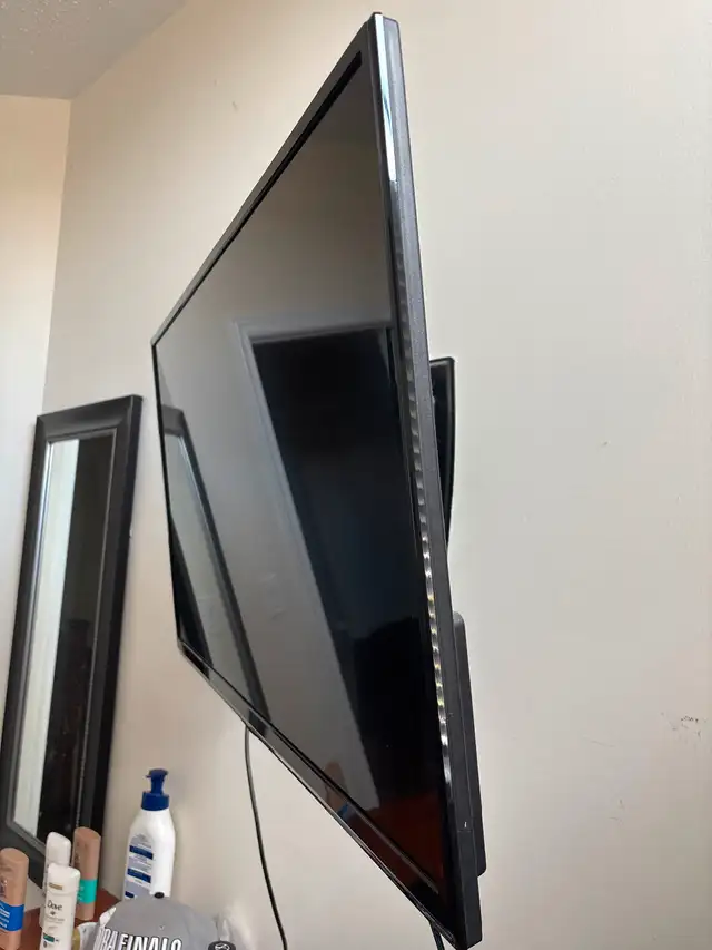 38 inch  insignia flat screen tv in TVs in Markham / York Region - Image 4