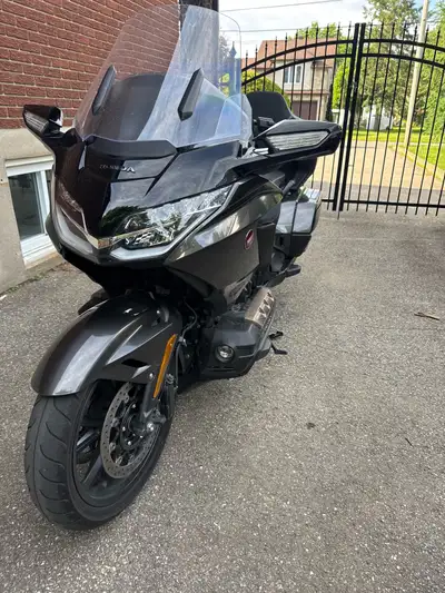 Honda Goldwing TOUR DCT 2024 2 Casques LS2 avec Sena 30k inclus Moins de 4500 km au moment de la pub...