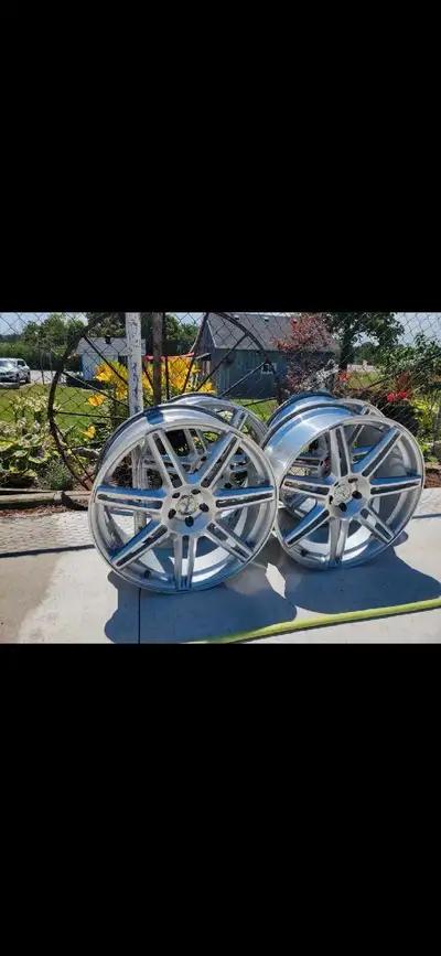 Set of Mercedes GL 22" forged aluminum rims. In "like new" condition. No pitting or dents. Complete...