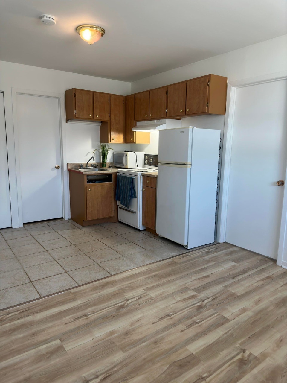 3 1/2 à louer, Rue Groulx, Granby 825$/mois.  Disp. 1er Novembre 3